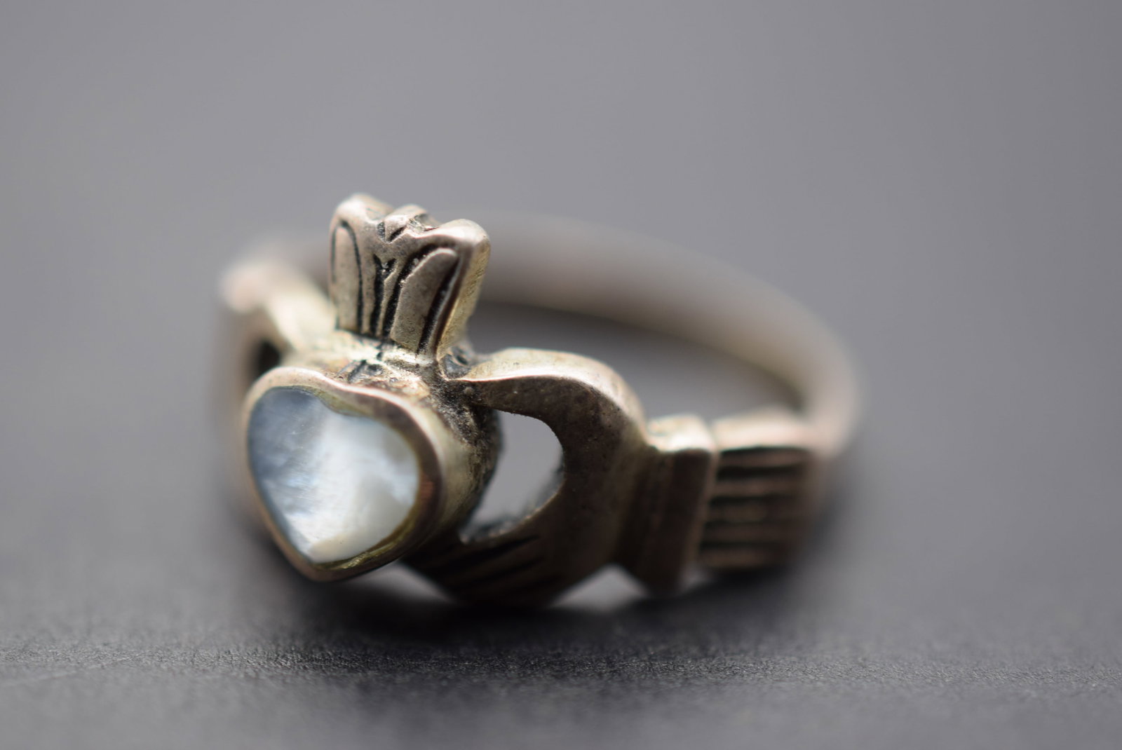 Claddah Mother of Pearl Celtic Sterling Ring Size 5.75 Lot 937: Claddah Vintage Mother of Pearl Celtic Sterling Ring Size 5.75 weighs 2.58 grams signed inside 925