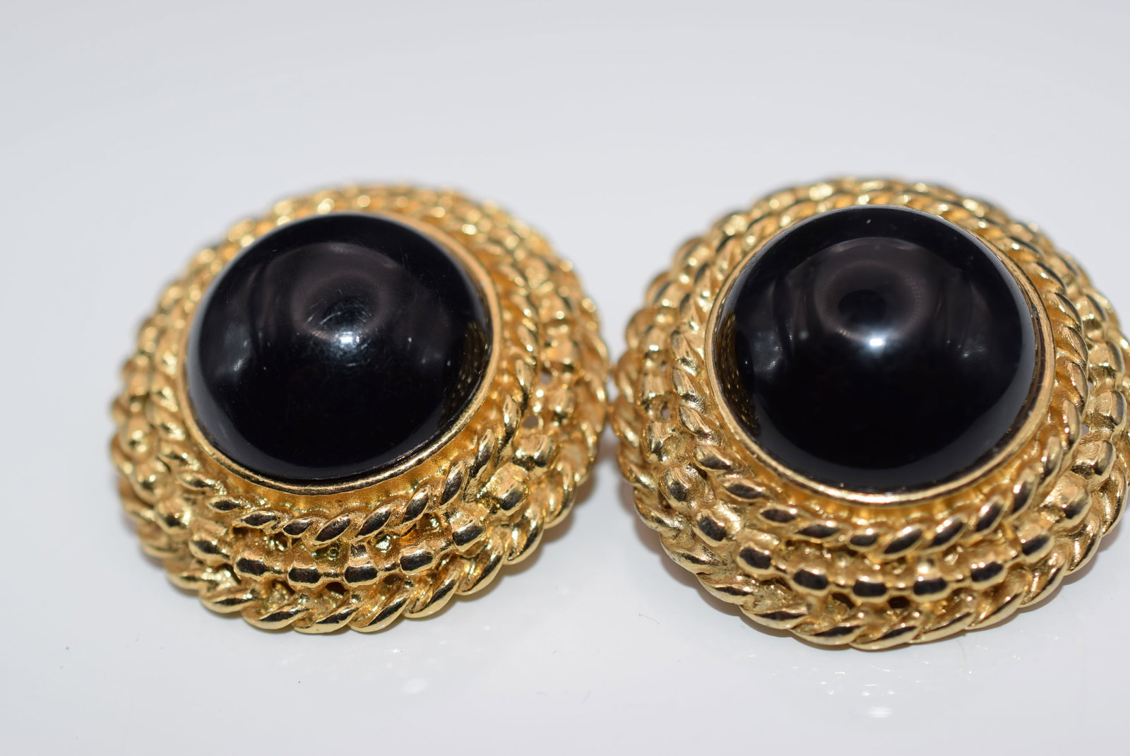 Huge Viintage Clip Earrings Lot Fi 939: Huge Viintage Clip Earrings measures 1 1/4" in diameter