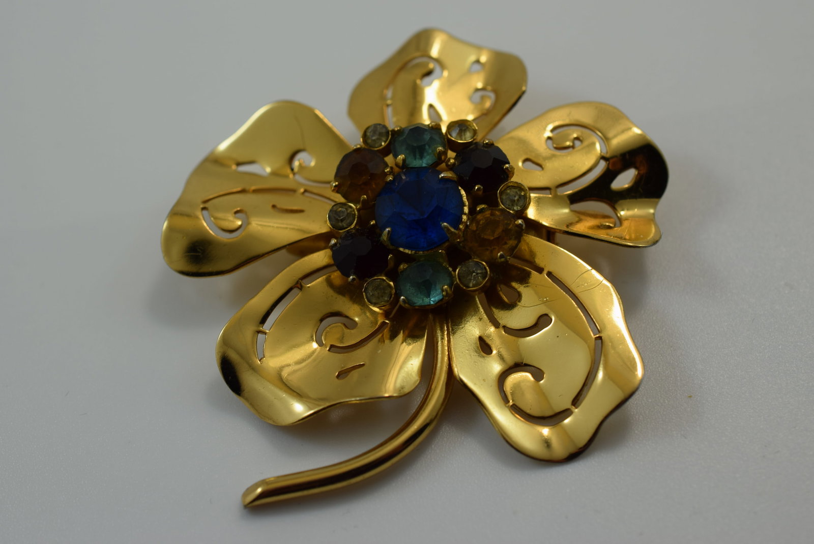 Coro 1940's Huge Rhinestone Flower Brooch Pin Vintage 2 1/4" Lot IL 947: Coro 1940's Huge Rhinestone Flower Brooch Pin Vintage 2 1/4" x 2 1/8" Signed Coro on the back of the bar of the Pin