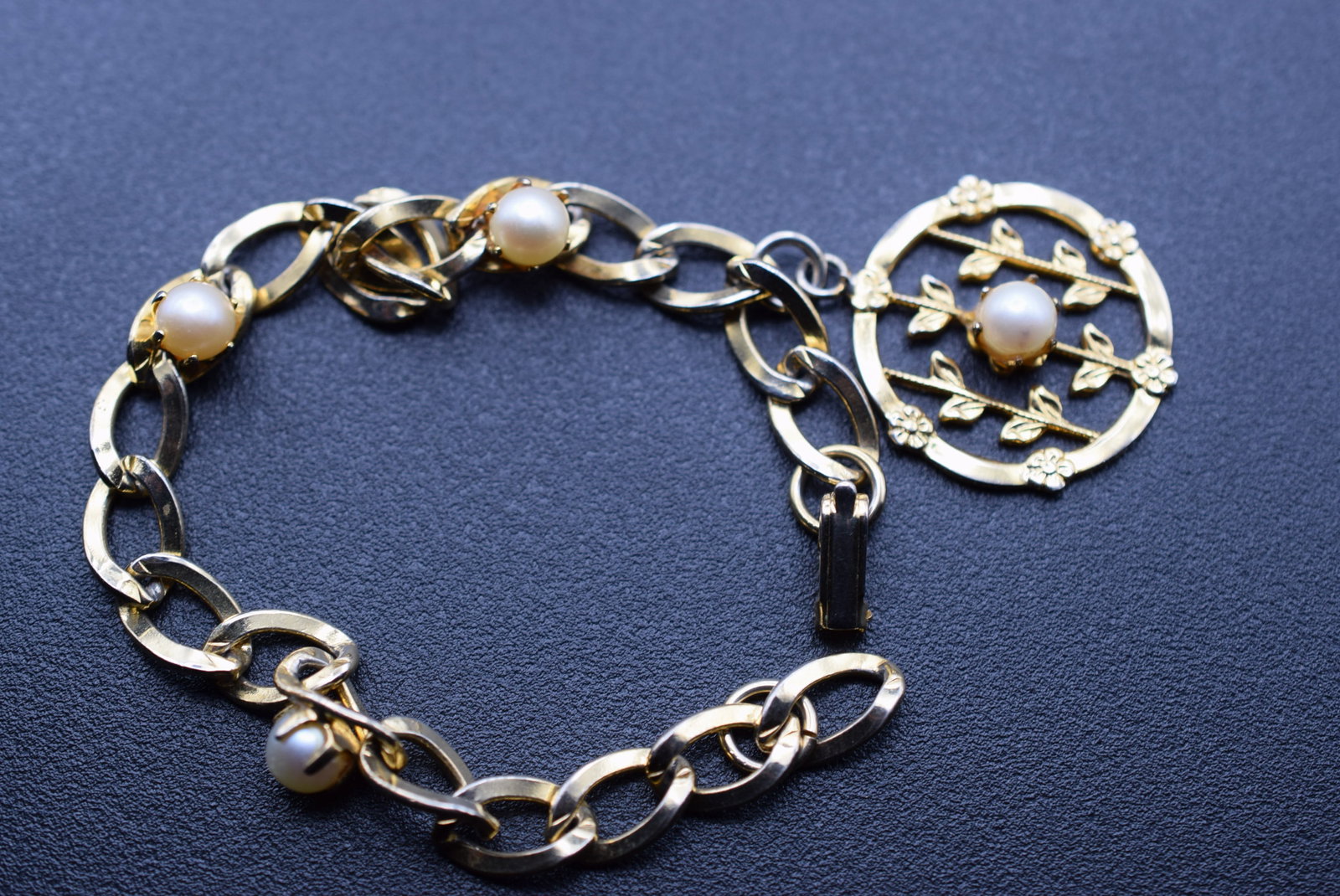 Curb chain Link Bracelet Cultured Pearls Vintage Lot 969: Curb chain Link Bracelet Cultured Pearls Vintage measures 1 1/4"