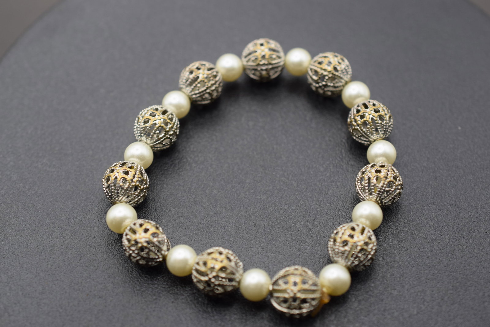 Filigree Pearl Stretch Bracelet Lot 987 (1 of 3)