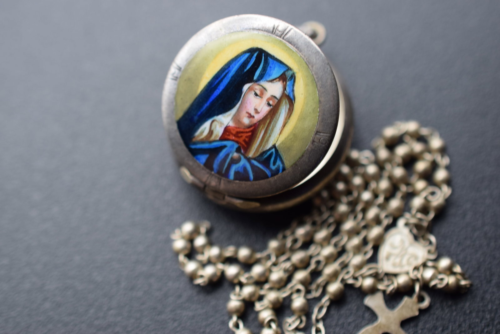 Miniature Rosary in Enamel Miniature Case Vintage Lot 1007 (1 of 8)