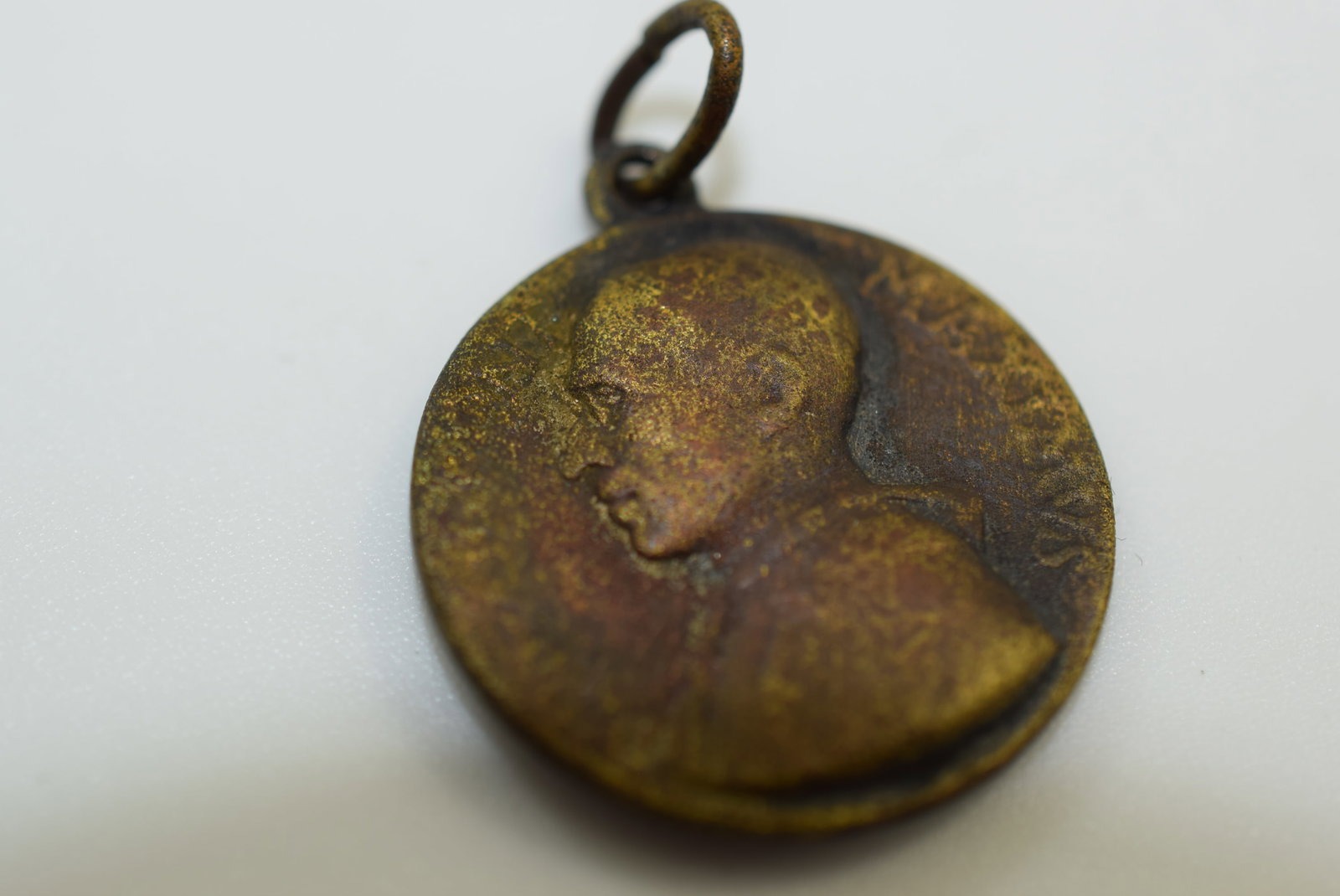 Pope Medal OLD Vintage Worn from Prayer 1" Lot IL 1022 (1 of 2)