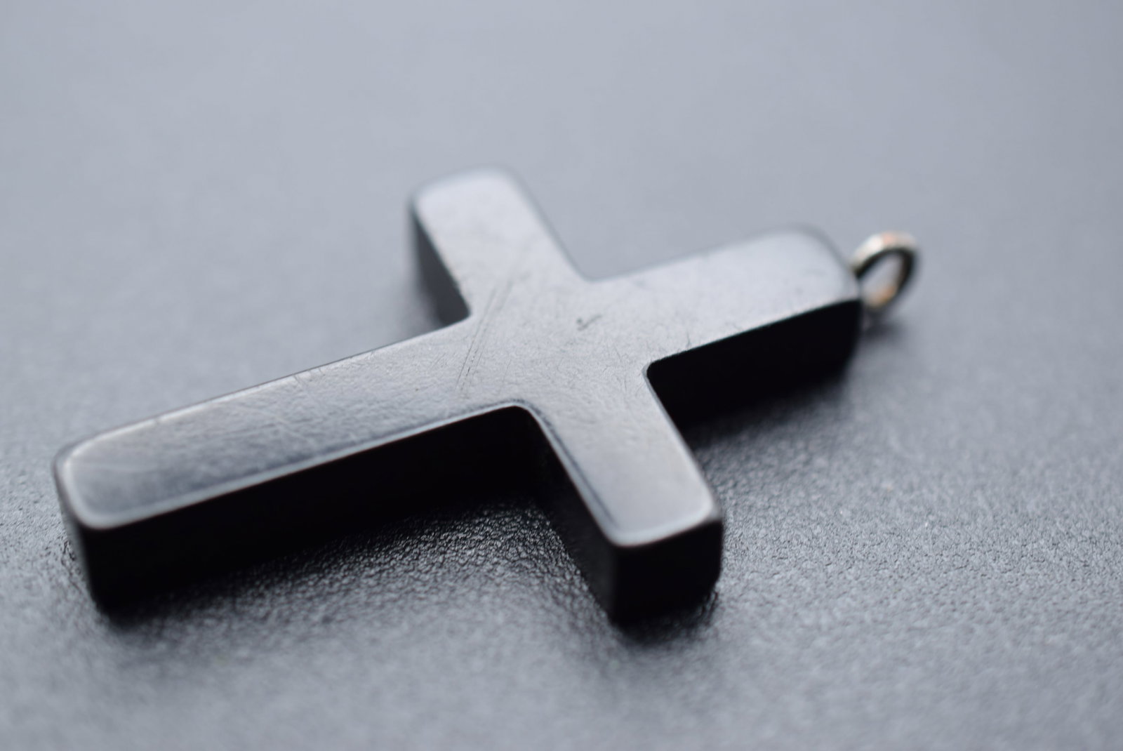 Vintage Plastics Black Cross Pendant Lot 1033 (1 of 2)