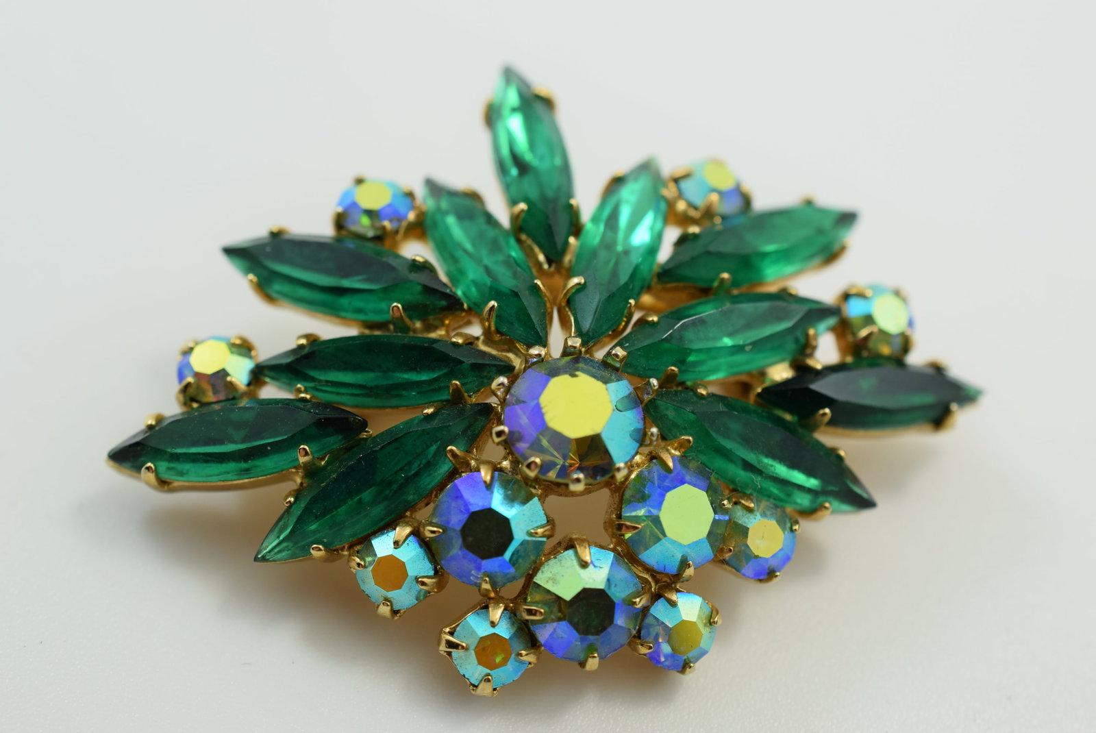Emerald Green Spray Brooch Pin Vintage 1940's 2" Lot IL 1042: Emerald Green Spray Brooch Pin Vintage 1940's 2"