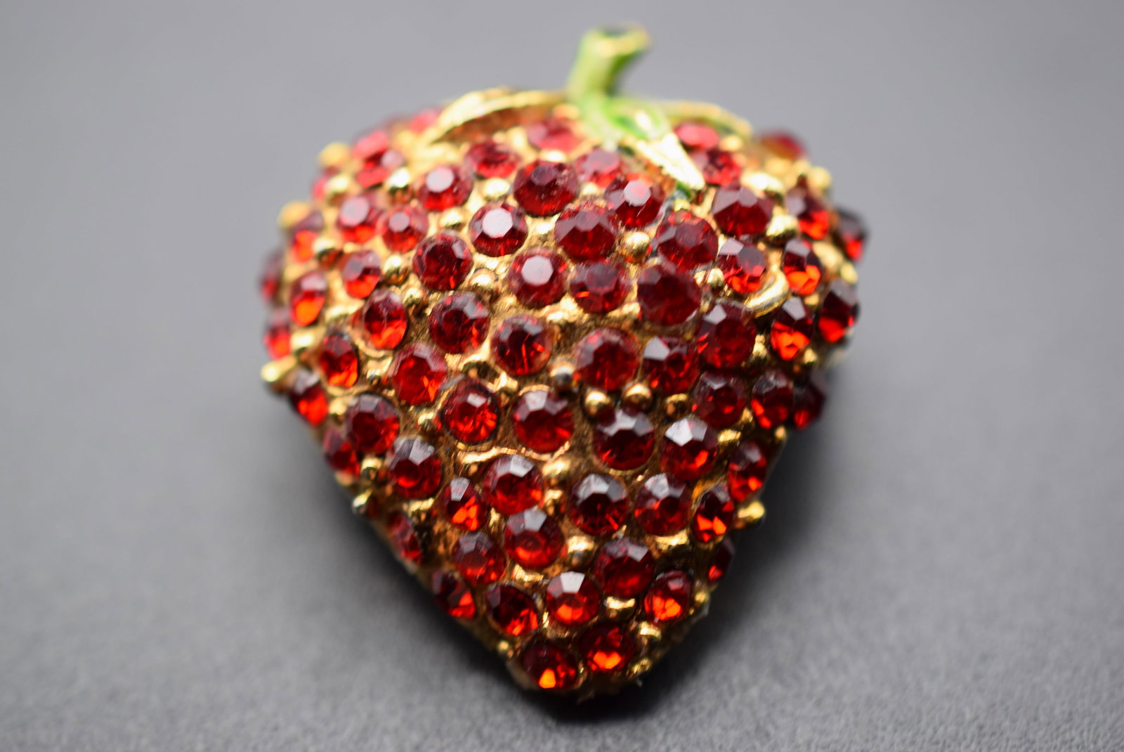 Strawberry Fruit Brooch Pin Vintage Lot Fi 1045: Strawberry Fruit Brooch Pin Vintage measures 1 1/4" x 1 1/8"
