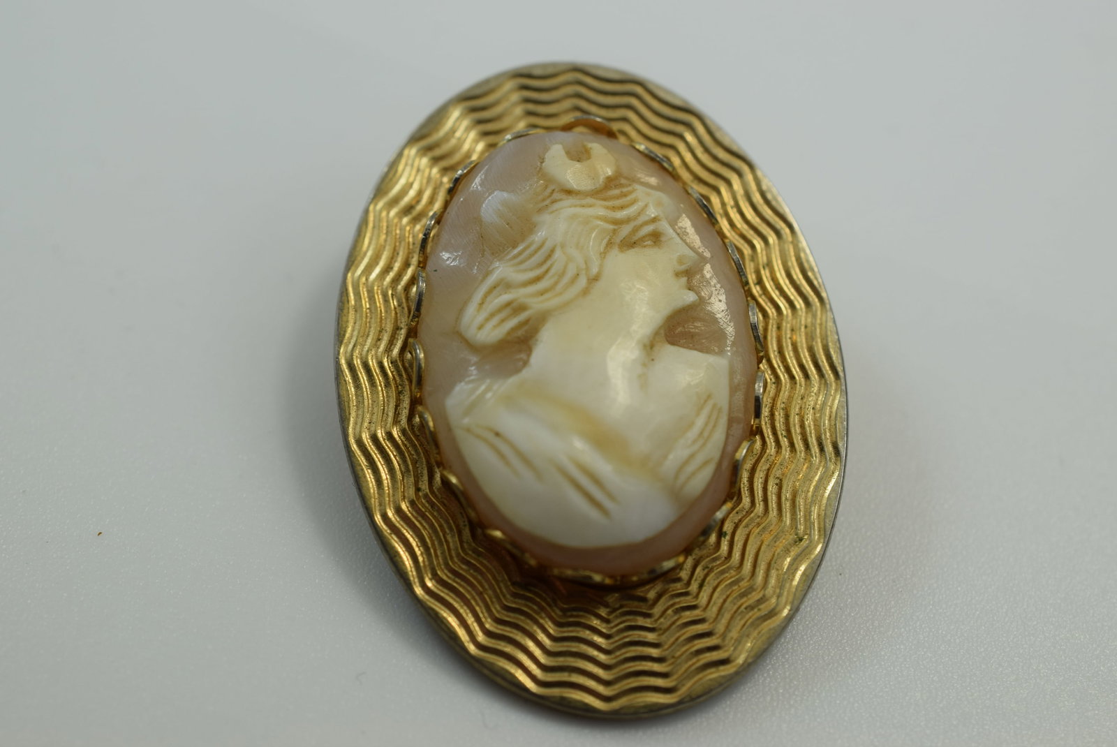 Shell Cameo Carved Brooch Pin Vintage 1940's 1 5/8" Lot IL 1068 (1 of 2)