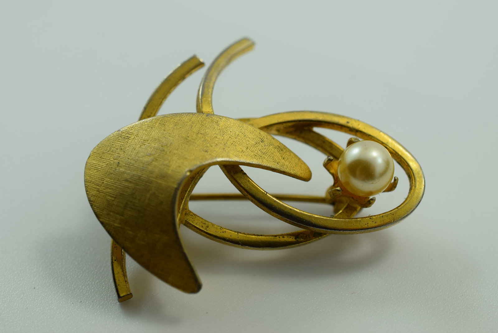 Boomerang Brooch Pin Vintage 1940's Lot IL 1086: Boomerang Brooch Pin Vintage 1940's 1 1/2"