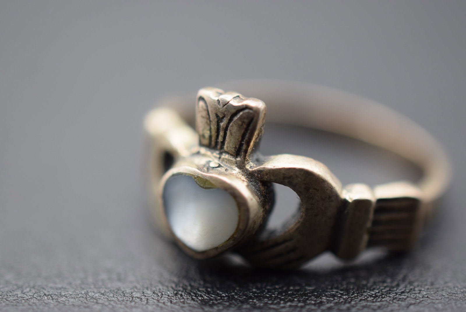 Claddah Celtic Vintage MOP Mother of Pearl Sterling Silver 925 Ring Size 6.5 Lot 1094: Claddah Celtic Vintage MOP Mother of Pearl Sterling Silver 925 Ring Size 6.5 weighs 2.66 grams top measures 1/2" signed inside 925