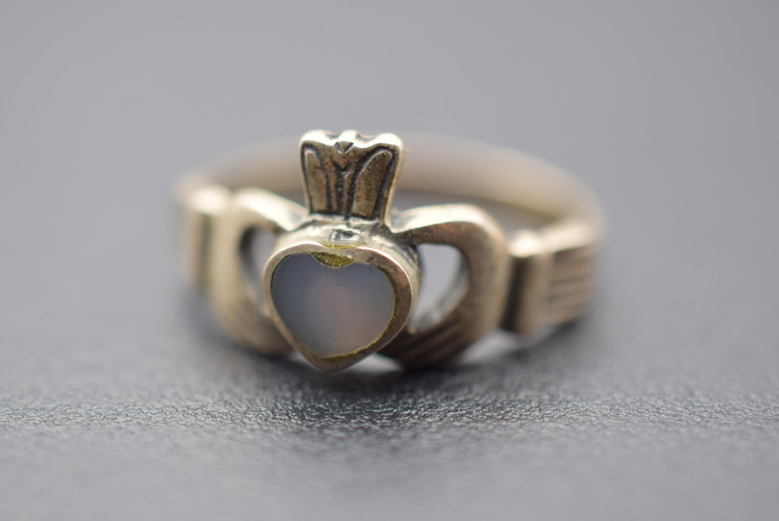 Claddah Celtic Vintage MOP Mother of Pearl Sterling Silver 925 Ring Size 7.5 Lot 1097: Claddah Celtic Vintage MOP Mother of Pearl Sterling Silver 925 Ring Size 7.5 weighs 2.48 grams top measures 1/2" signed inside 925