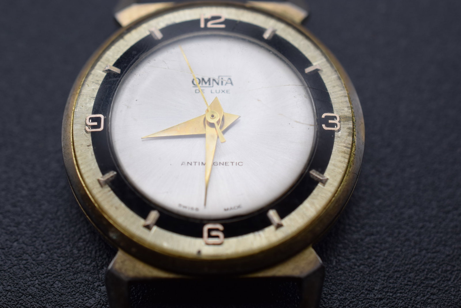 Omnia Antimagnetic Swiss Made Watch For parts vintage Lot 1184: Omnia Antimagnetic Swiss Made Watch For parts vintage doesn?t have the winder knob on side measures 1 3/8" in diameter