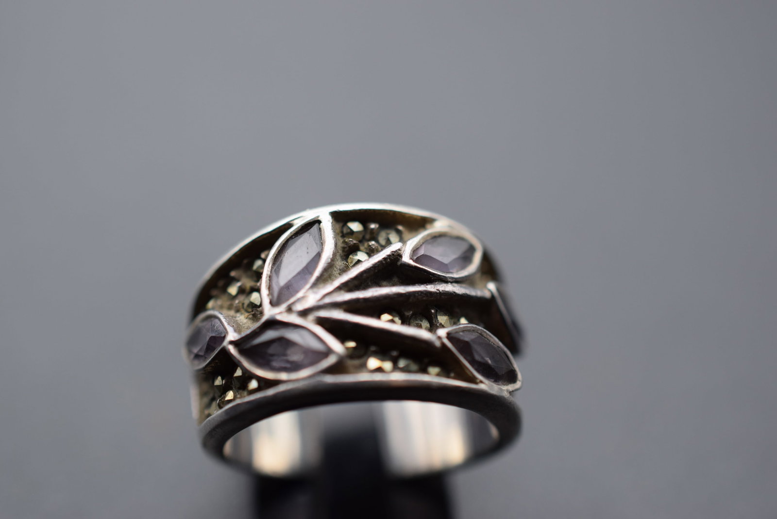 Amethyst Marcasite Sterling 925 Silver Ring Size 5.5 Lot 1197: Amethyst Marcasite Sterling 925 Silver Ring Size 5.5 top measures 1/2" wide weighs 7.87 grams signed inside 925