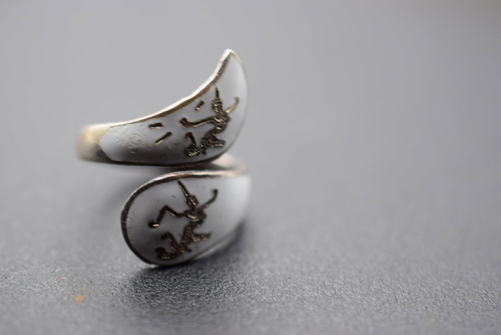 White Siam Silver 925 Sterling Siamese Enamel Damascene Ring Size 5.5 Lot 1199: White Siam Silver 925 Sterling Siamese Enamel Damascene Ring Size 5.5 top measures 7/8" and is stamped inside Siam Sterling