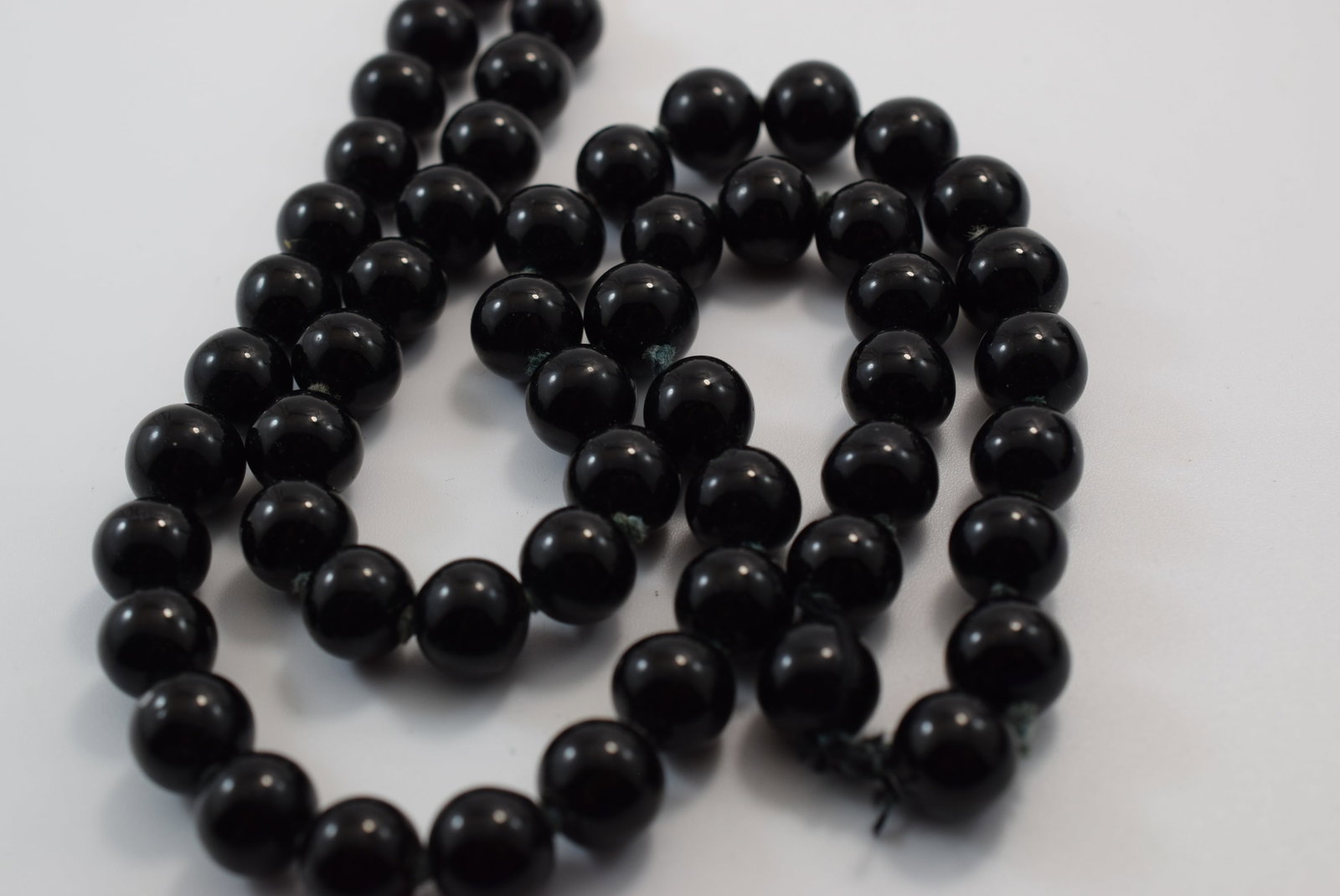 Knotted Vintage Onyx Necklace 23" beads 10mm Lot IL 1214: Knotted Vintage Onyx Necklace 23" beads 10mm