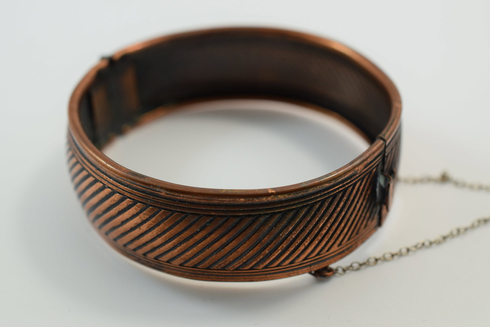 Hinged Bracelet with safety chain 3/4" wide Lot IL 1224 (1 of 2)