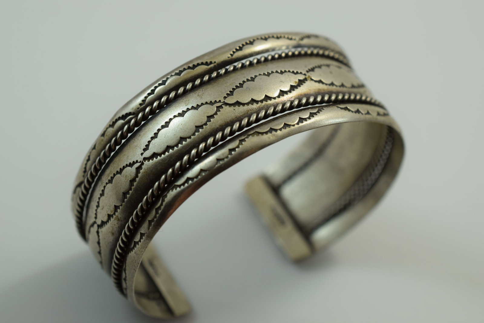 Tahe Navajo Sterling Bracelet Vintage 925 Cuff signed Lot IL 1226: Tahe Navajo Sterling Bracelet Vintage 925 Cuff signed TAHE Sterling 7/8" wide