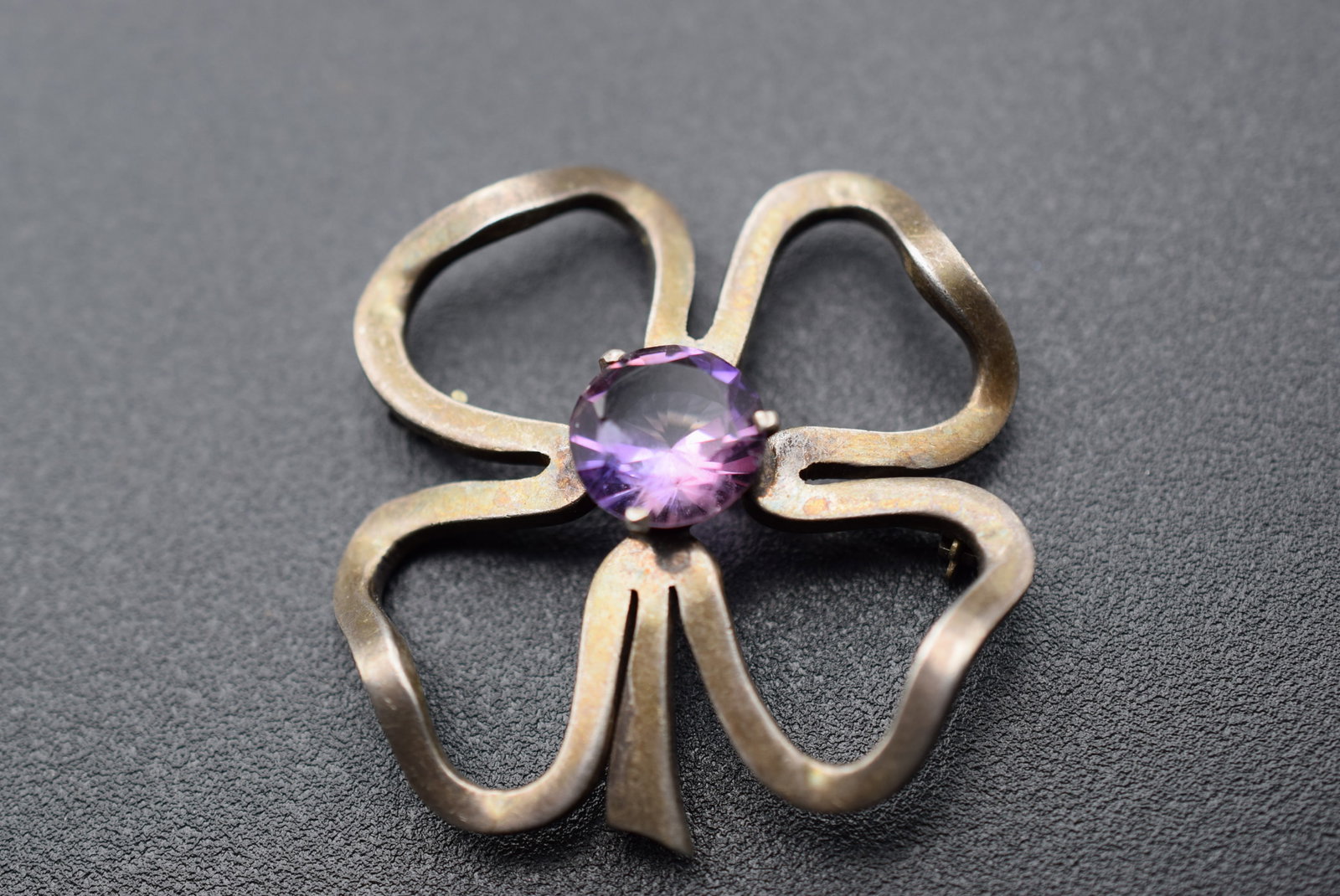 Miguel for Margot de Taxco Sterling Clover Brooch Pin Mexico Lot 1: Miguel for Margot de Taxco Sterling Clover Vintage Brooch Pin Mexico measures 1 5/8" x 1 3/4" weighs 11.45 grams Vintage signed on the back with eagle 3 mark Made in Mexico Sterling and script M in ci