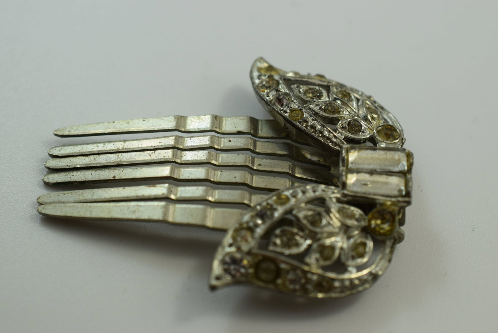 Rhinestone 1940's Hair Pin Clip bobby Vintage Lot # JM 32: Rhinestone 1940's Hair Pin Clip bobby Vintage measures 1 1/2" wide 1 7/8" long
