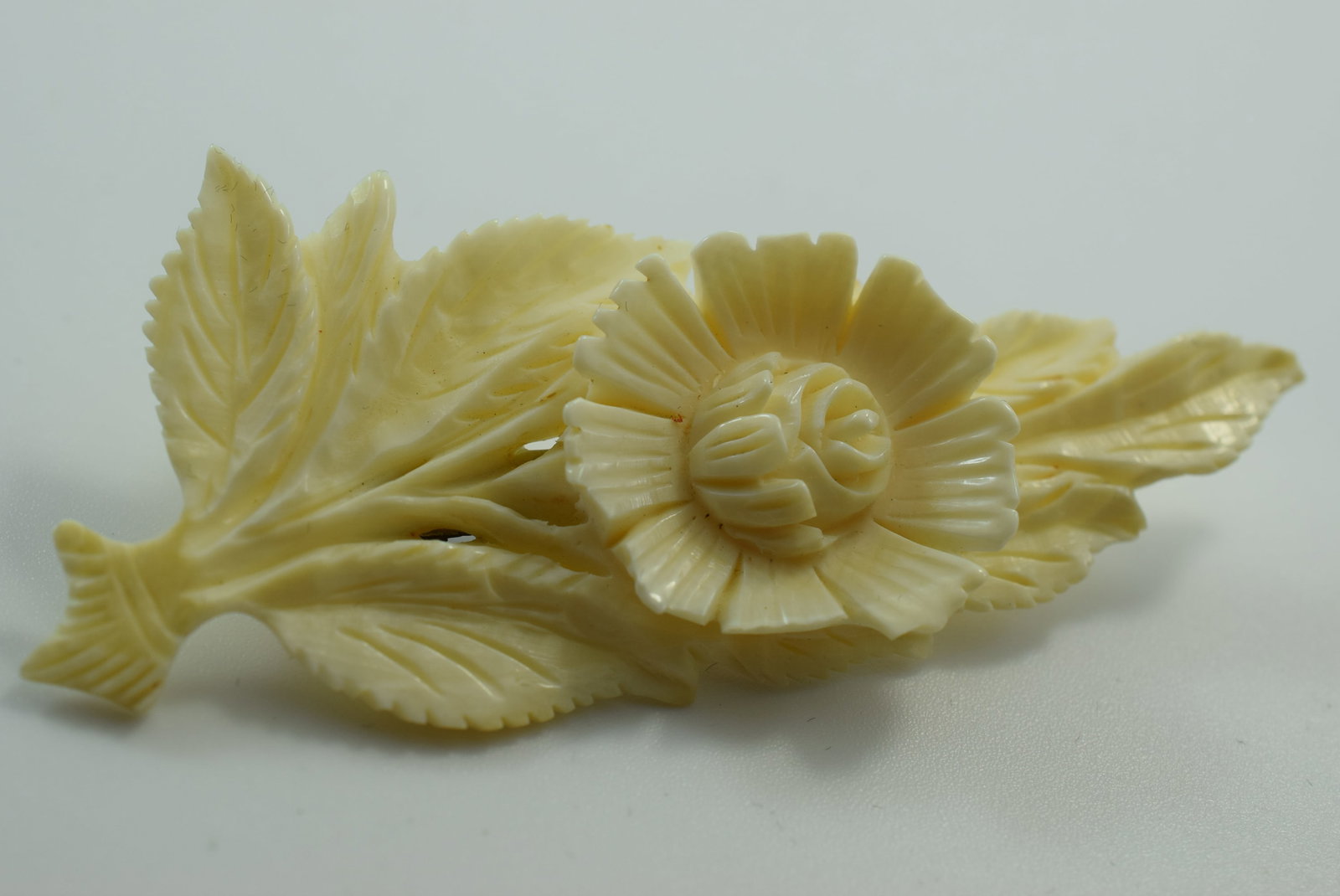 Plastics Celluloid Flower Brooch Pin 1950's Vintage Lot # JM 39 (1 of 2)