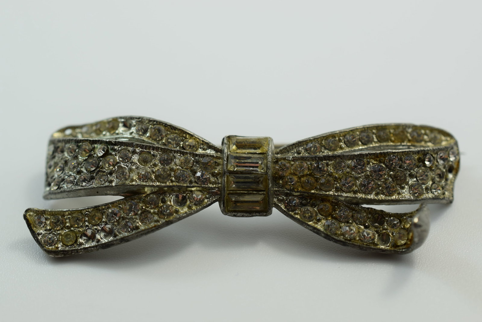 Bow Rhinestone Pot Metal Brooch Pin 1940's Vintage Lot # JM 55: Bow Rhinestone Pot Metal Brooch Pin 1940's Vintage measures 2 3/8" is missing some stones