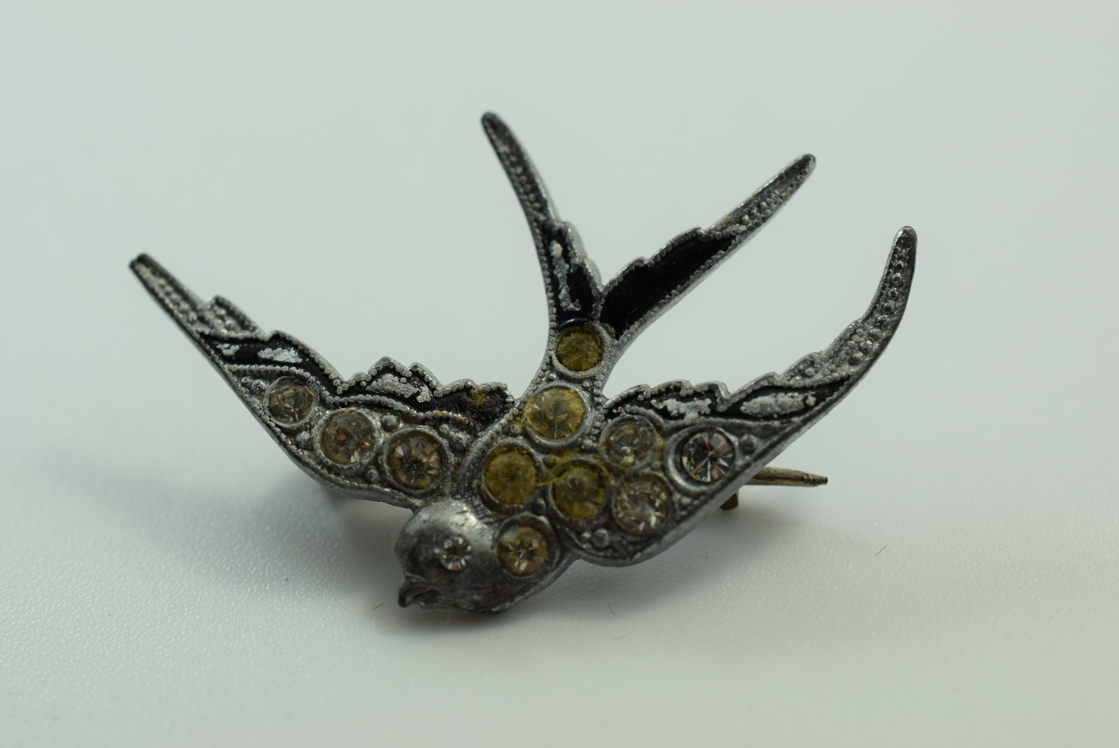 Bird Czec Brooch Pin Rhinestone 1940's Vintage Lot # JM 76: Bird Czec Brooch Pin Rhinestone 1940's Vintage measures 1 5/8" some wear to the black enamel
