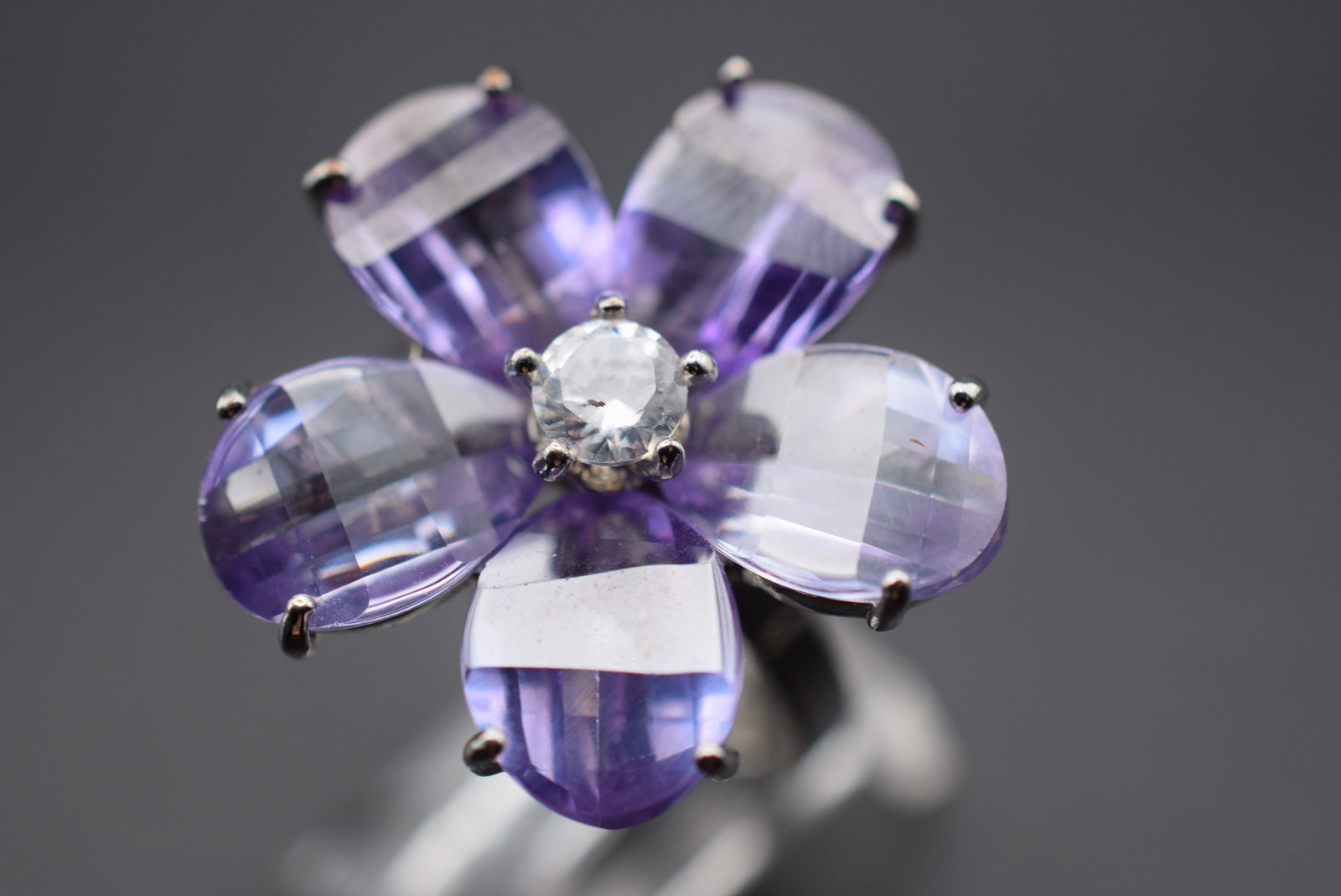 Purple Stunner Flower Ring Huge size 8 adjustable to smaller Lot GJ 80: Purple Stunner Flower Ring Huge size 8 adjustable to smaller with built in sizer