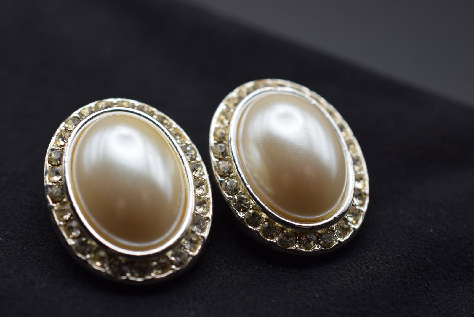 Vendome Vintage Signed Pearl Rhinestone Clip Earrings Lot# DG 95: Vendome Vintage Signed Pearl Rhinestone Clip Earrings measures 1" x 7/8" signed on the back Vendome
