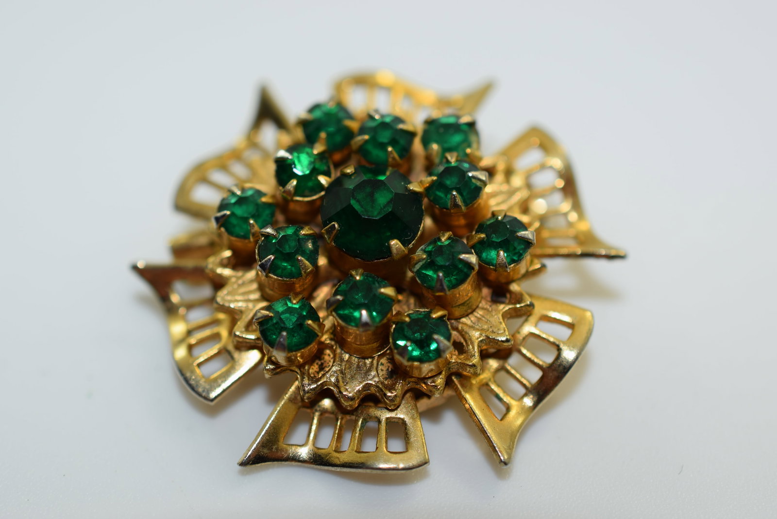 Emerald Green Rhinestone Flower Brooch Pin 1940's Vintage Lot # JM 120: Emerald Green Rhinestone Flower Brooch Pin 1940's Vintage measures 1 3/8"