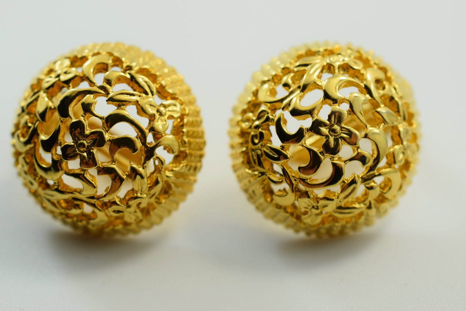 Button 1970's Clip Earrings Patent Vintage Lot # JM 124: Button 1970's Clip Earrings Patent Vintage measures 1" in Diameter