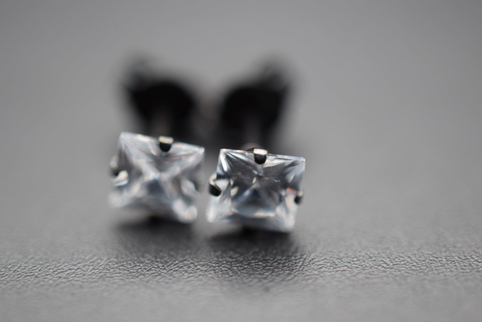 Sterling Silver 925 CZ 5mm Studs Pierced Earrings Lot# DG 149 (1 of 3)