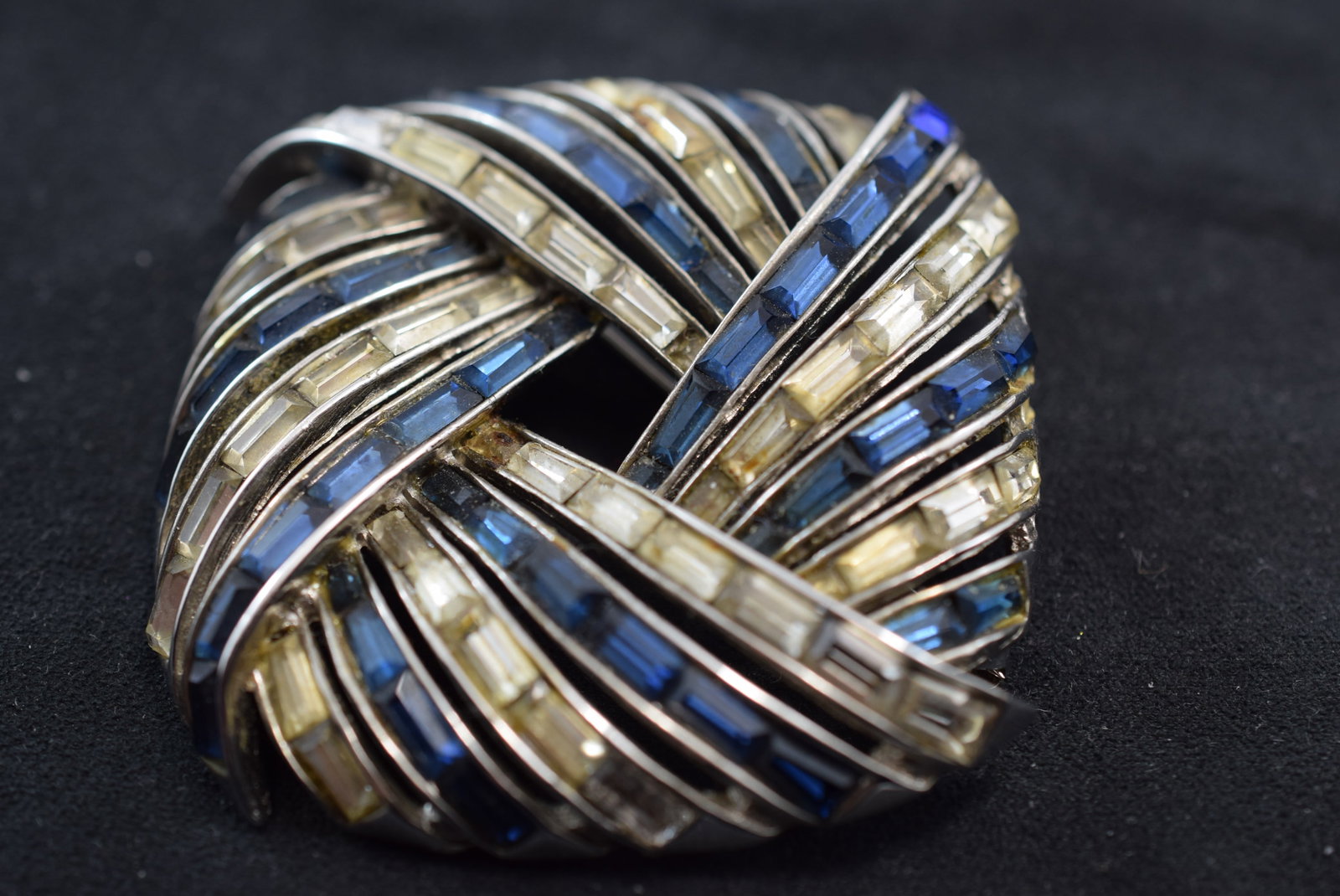 Boucher Baguette Brooch Pin 2" 1940's Vintage Lot # JM 167: Boucher Baguette Brooch Pin 2" 1940's Vintage unsigned measures 2" stones dull from age see pics