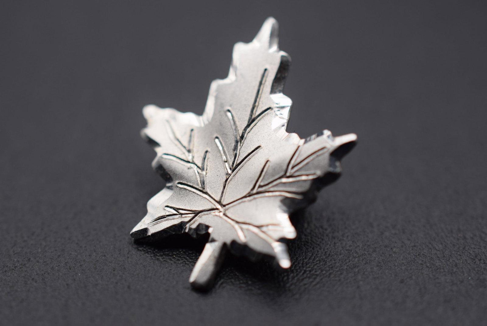Mini Maple Leaf Sterling Silver 925 Brooch Pin Vintage Lot GJ 181: Mini Maple Leaf Brooch Pin Vintage measures 3/4" x 5/8" signed Ster