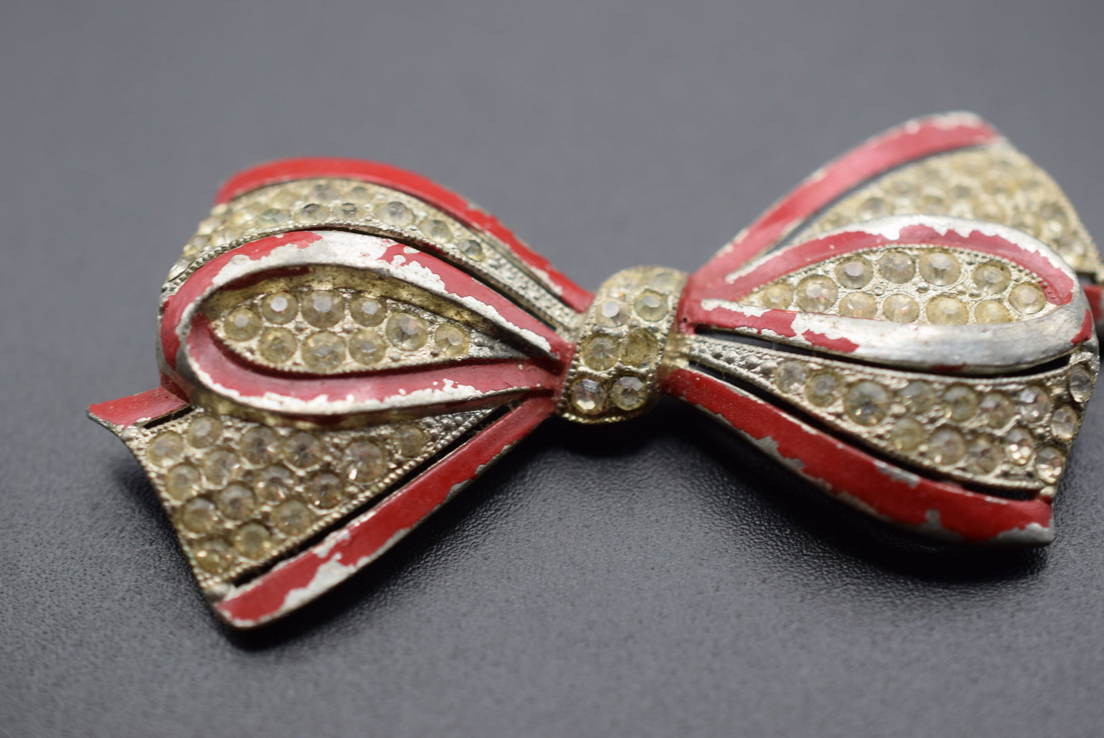 Rhinestone 1940's Bow Brooch Vintage Lot GJ 226: Rhinestone 1940's Bow Brooch Vintage measures 2 1/2" x 1 1/4"