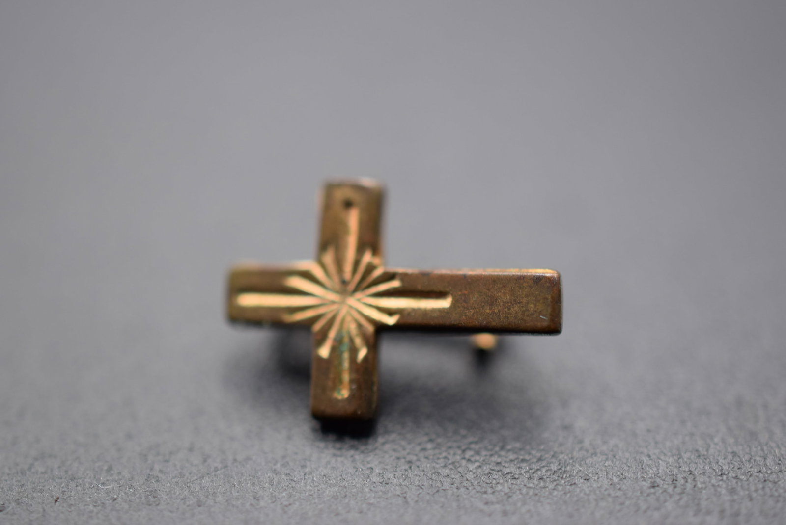 THE SMALLEST Cross you'll ever see Brooch Pin Vintage 1950's Lot GJ 241 (1 of 2)