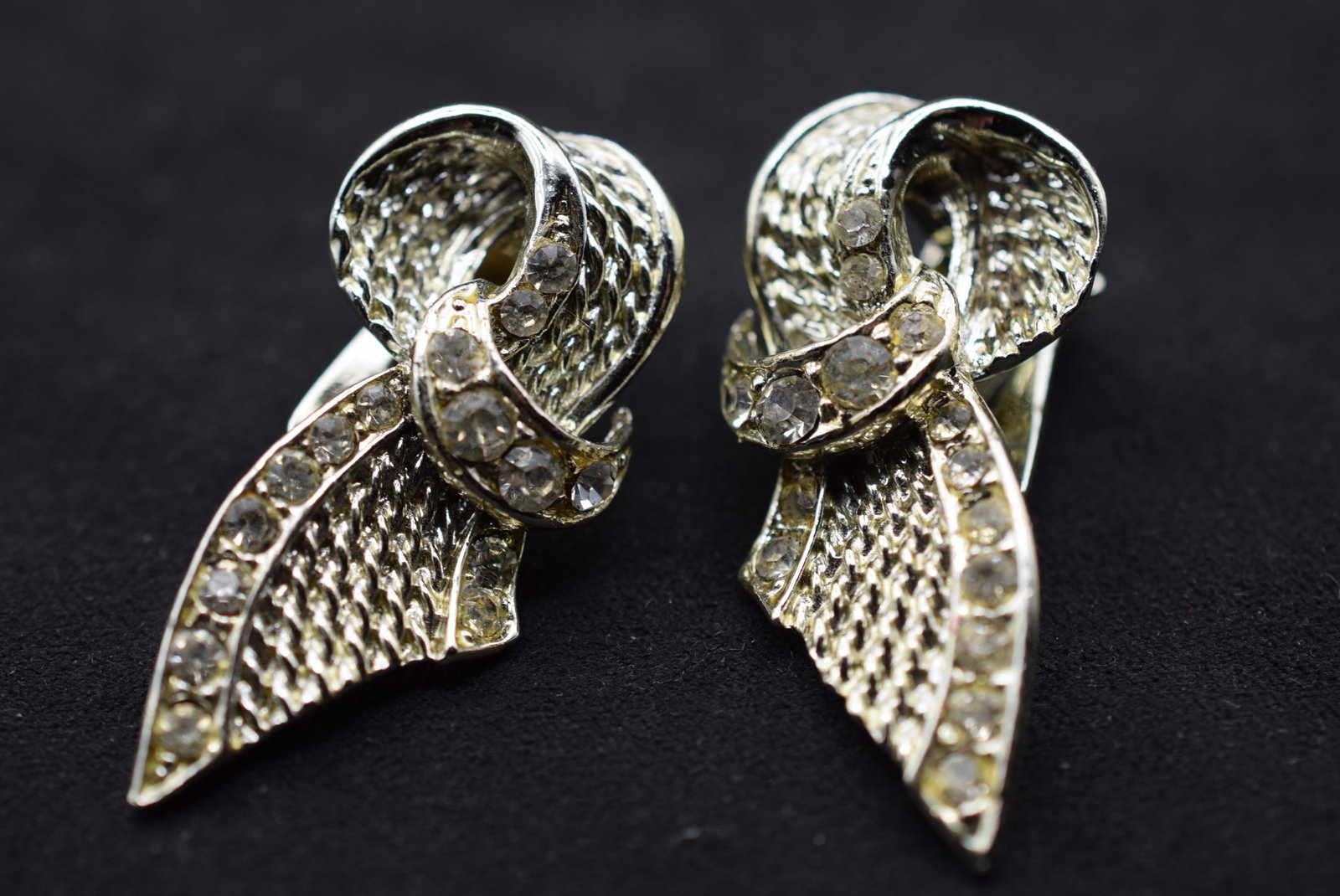 Dafri Rhinestone Vintage Clip earrings 1940's Lot GJ 263: Dafri Rhinestone Vintage Clip earrings 1940's measures 1 1/2" x 3/4" signed Dafri