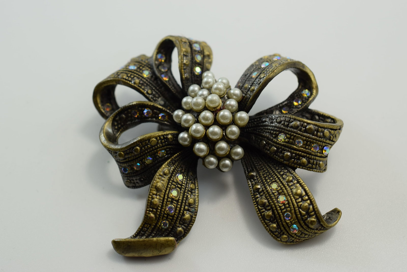 Bow Rhinestone Pearly Brooch Pin 2 1/4" Vintage Lot # JM 289: Bow Rhinestone Pearly Brooch Pin 2 1/4" Vintage measures 2 1/2" x 2"