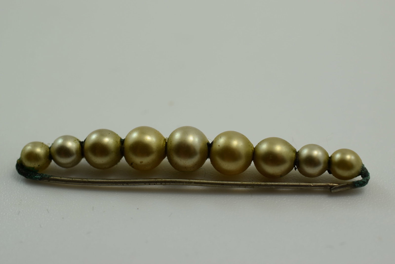 1940's Rudementary Pearl Brooch Pin Vintage Lot # JM 293: 1940's Rudementary Pearl Brooch Pin Vintage measures 1 5/8"