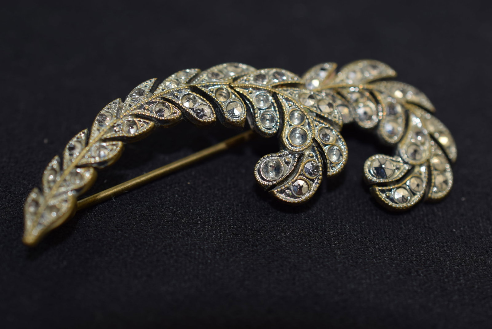 Marcasite 1030's Feather Brooch Pin Vintage Lot # JM 298: Marcasite 1030's Feather Brooch Pin Vintage measures 1 7/8" missing several marcasites