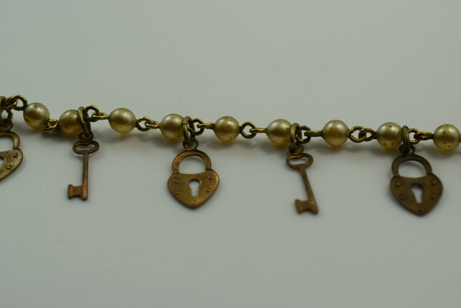 Lock and Key Pearl 1940's Bracelet Vintage Lot # JM 319: Lock and Key Pearl 1940's Bracelet Vintage measures 6 3/4" long