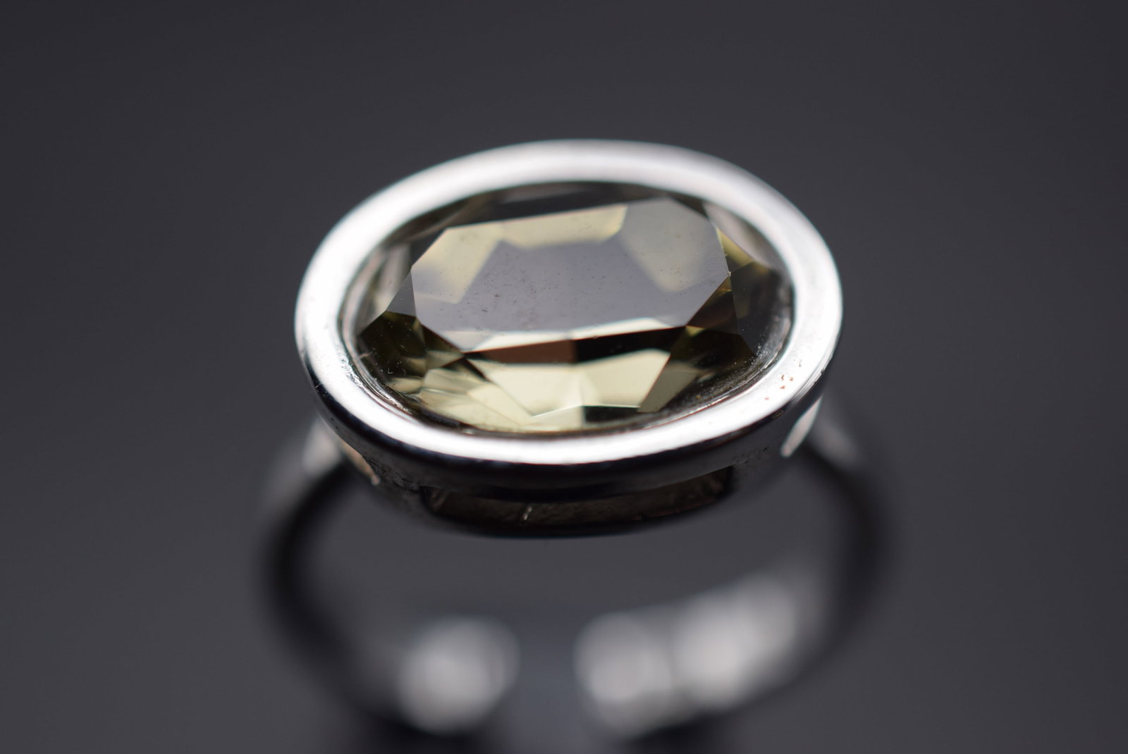 Fiorelli Italy CZ Black Diamond Cocktail Silver Plated Ring Size 9.25 Lot 325: Fiorelli Italy CZ Black Diamond Cocktail Silver Plated Ring Size 9.25 Top measures 3/4" x 1/2" signed Fiorelli