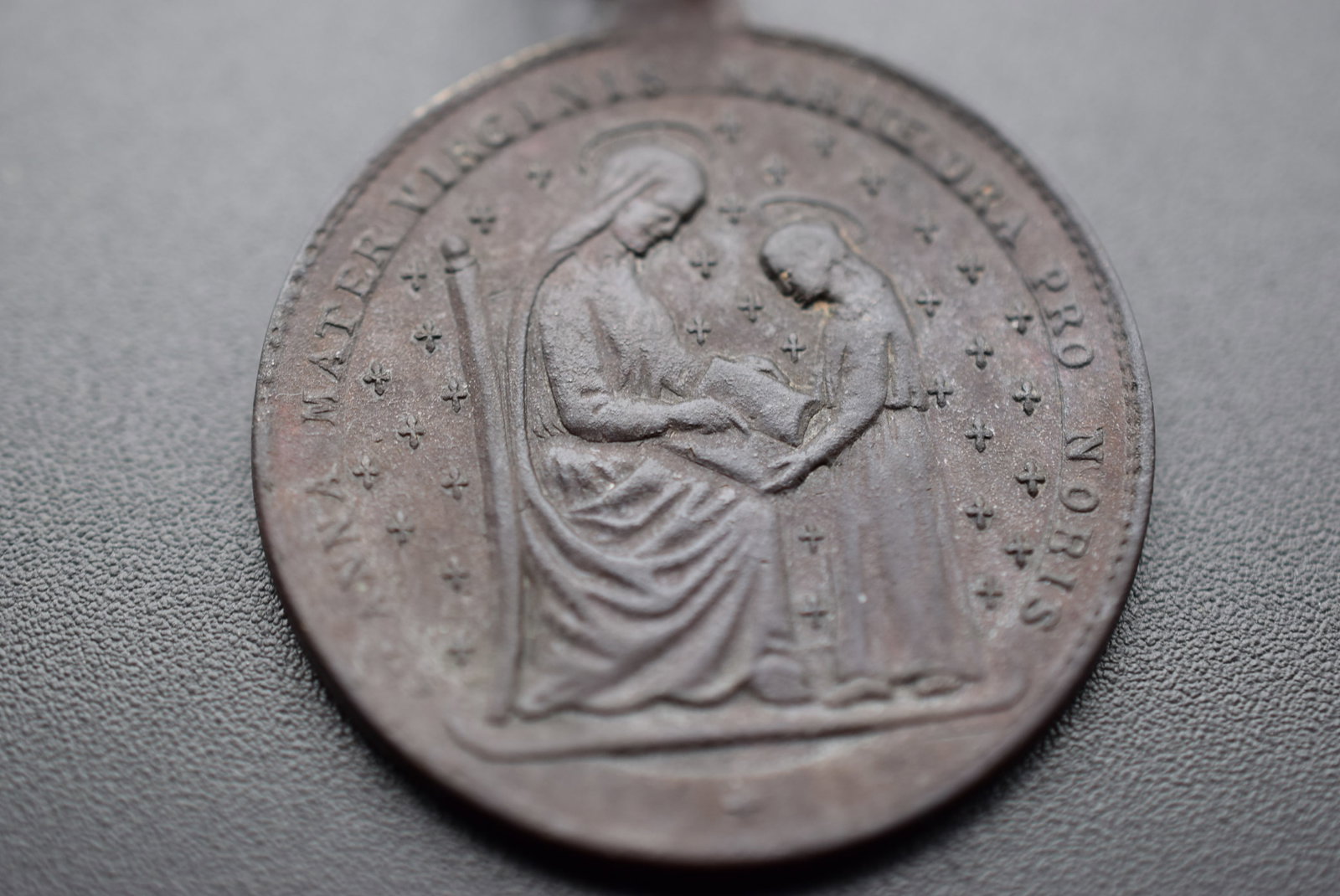 Latin OLD Victorian Medal Sancte Familia Subtuum Vintage Lot# DG 333: Latin OLD Victorian Medal Sancte Familia Subtuum Vintage measures 1 1/4" in diameter