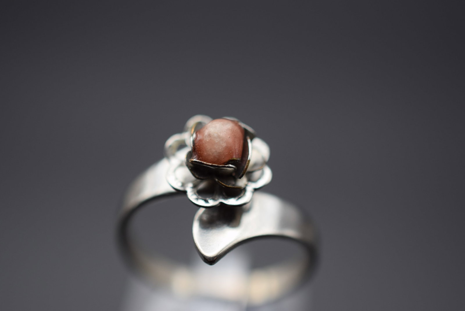 Quartz in a Rose Plated Vintage Ring Size 7.5 Lot 376: Quartz in a Rose Plated Vintage Ring Size 7.5 Top measures 5/8"