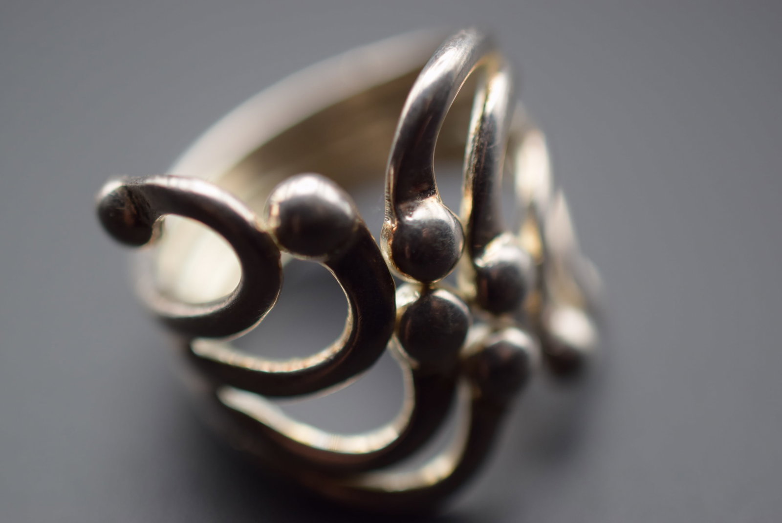 Huge Finger Cover Ring Design Sterling Silver 925 Ring Size 7.75 Lot 388: Huge Finger Cover Ring Design Sterling Silver 925 Ring Size 7.75 Weighs 9.24 grams Top measures 1" x 1" signed ATS 925