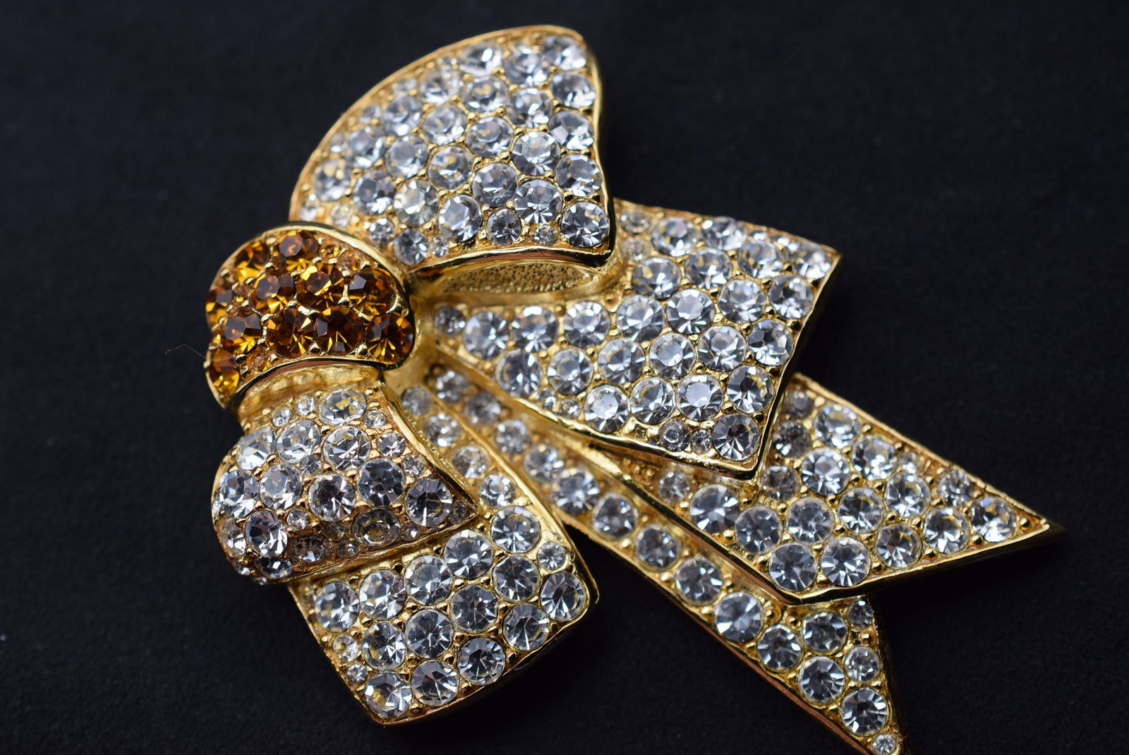 Jackie Orr Signed Brooch Pin Rhinestones HUGE BOW !! Lot GJ 452: Jackie Orr Signed Brooch Pin Rhinestones HUGE BOW !! measures 2 1/2" x 2 1/8"