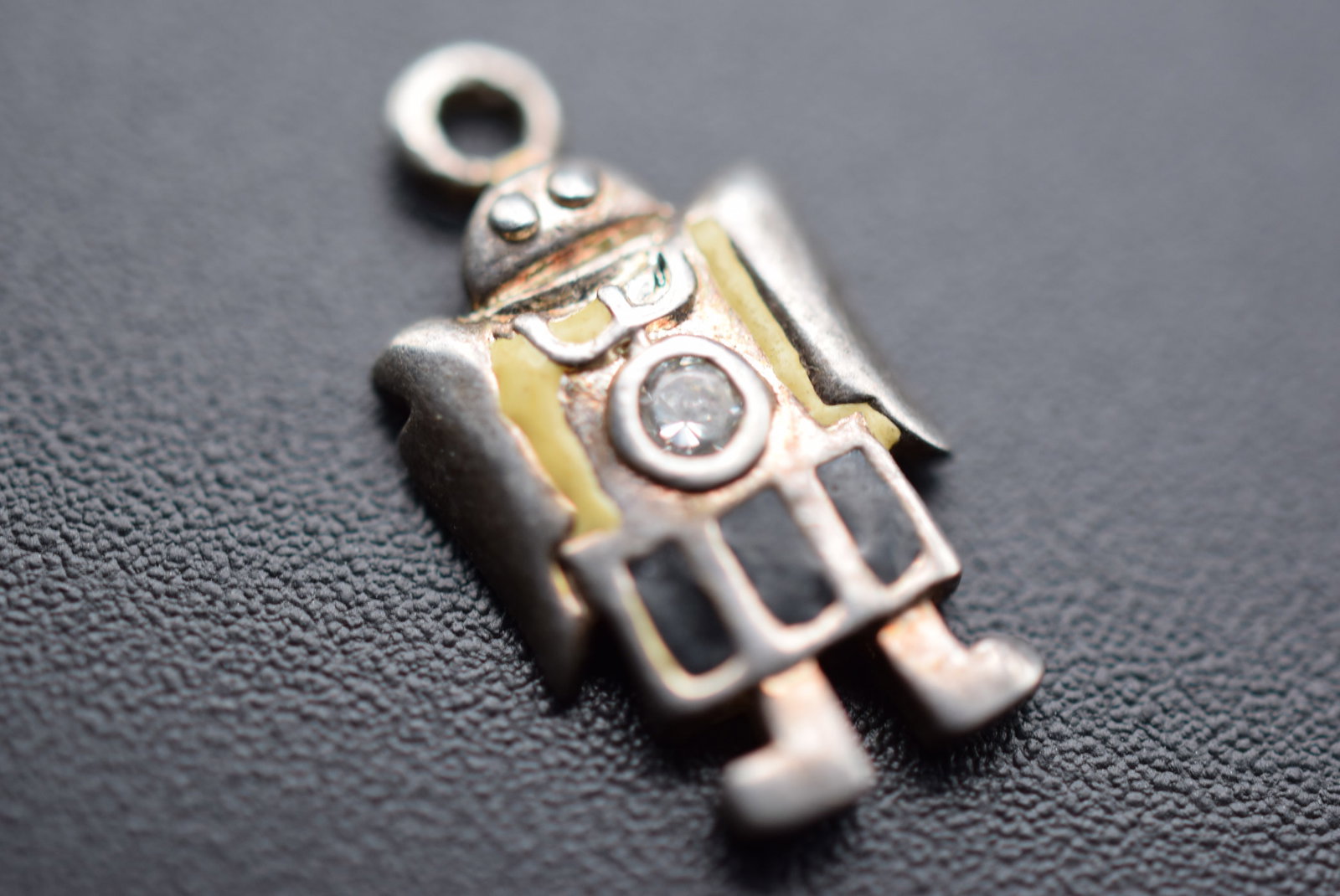 Robot Charm Pendant Enamel Sterling Silver 925 Lot# DG 462: Robot Charm Pendant Enamel Sterling Silver 925 measures 5/8" x 3/8" weighs 1.34 grams