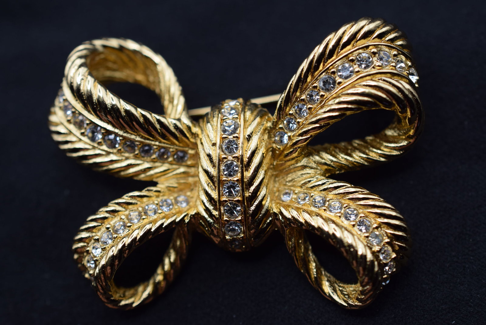 Christian Dior Brooch Pin Vintage Lot GJ 463: Christian Dior Brooch Pin Vintage measures 1 7/8" x 1 3/8" Signed