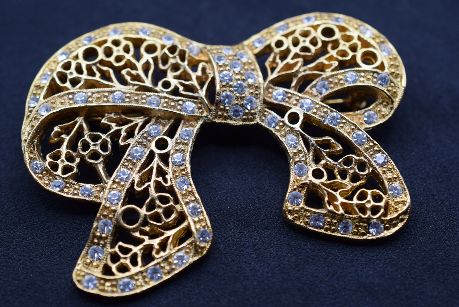 Huge Bow Brooch Pin Signed 1928 Rhinestone Lot GJ 473: Huge Bow Brooch Pin Signed 1928 Rhinestone measures 2 7/8" x 2"