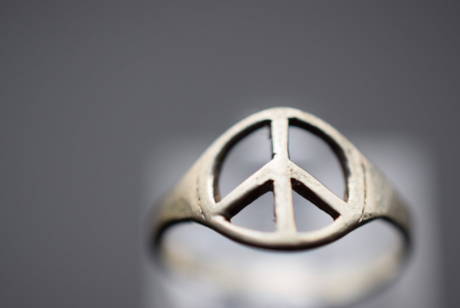 Peace Love 1970's vintage Sterling Silver 925 Ring Size 4 Lot 477: Peace Love 1970's vintage Sterling Silver 925 Ring Size 4 Weighs 1 grams Top measures 3/8" signed 925