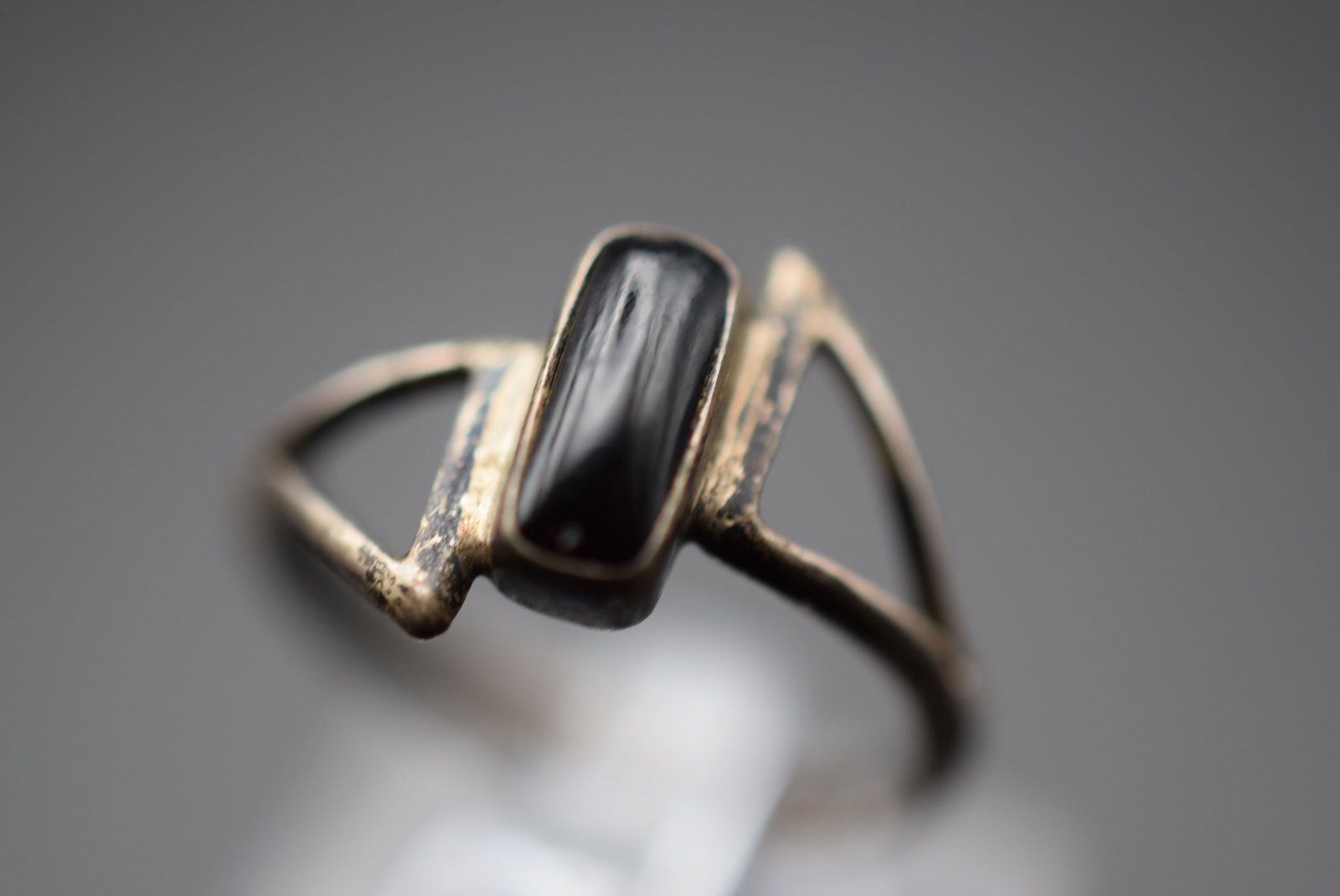 Onyx Sterling Silver 925 Ring Size 6.25 Lot 518: Onyx Sterling Silver 925 Ring Size 6.25 Weighs 1.8 grams Top measures 1/2" signed 925 on back of stone setting