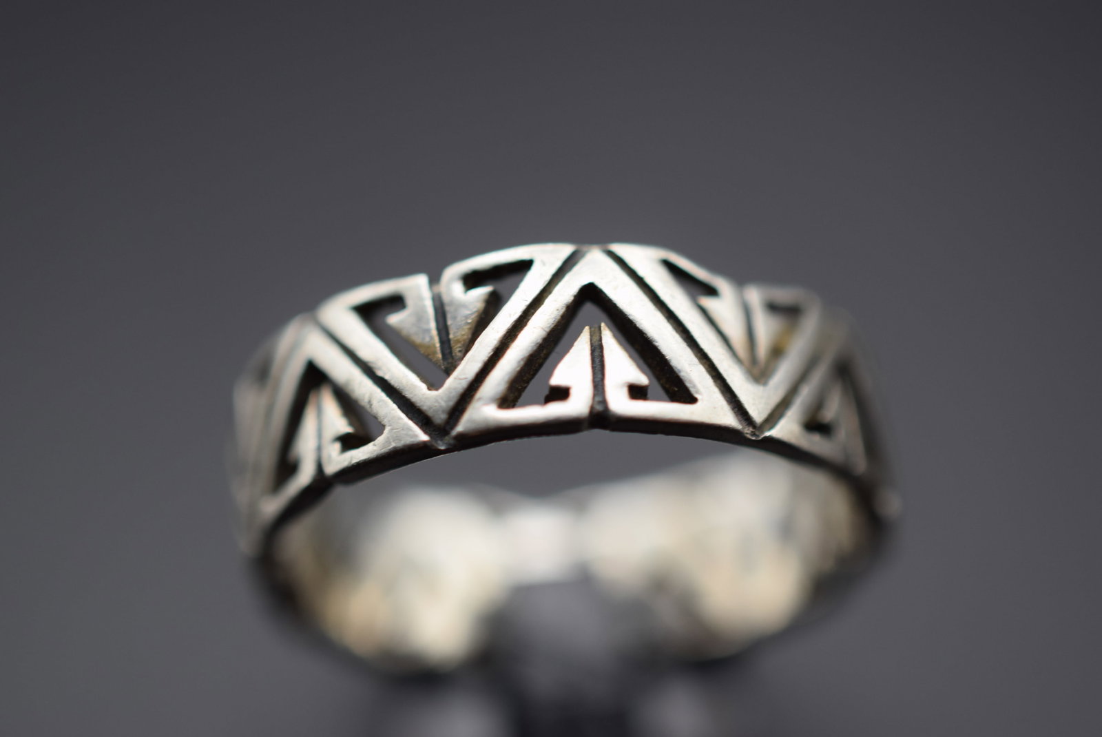 V Band Sterling Silver 925 Ring Size 9.5 Lot 535: V Band Sterling Silver 925 Ring Size 9.5 Weighs 4.3 grams Top measures 1/4" wide signed 925 D